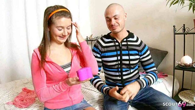 Одноклассница С Большим Членом Получает Жесткий Анальный Секс В Немецком Видео.