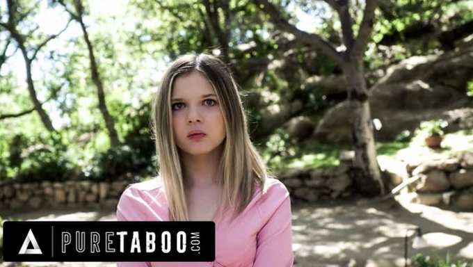 Коко Лавлок, Молодая Подруга, Исследует Свои Лесбийские Желания.