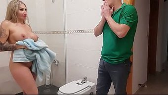 Пар В Душе Поднимается, Пока Моя Грудастая Блондинистая Мачеха Даёт Мне Её Трахнуть