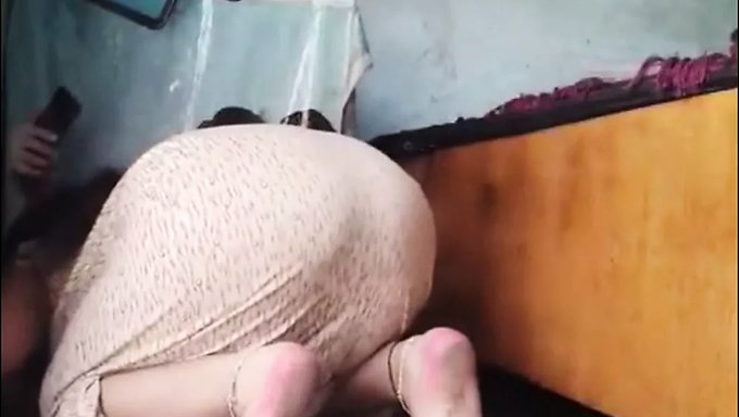 Любительская Мамочка С Огромной Задницей Моет Пол В Крупном Плане