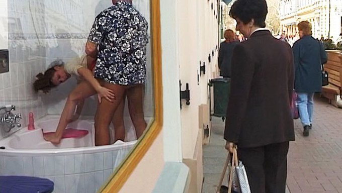 Немецкая Тёлочка Получает Свою Узкую Задницу Трахнутой На Публике.