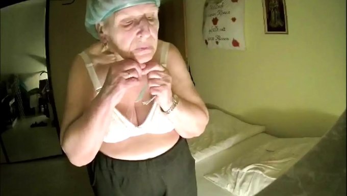 Скрытая Камера Снимает Действия В Спальне С Бабушкой.