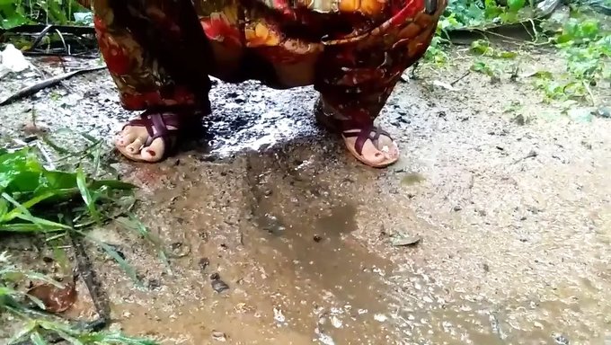 Большие Натуральные Сиськи И Пизда Индийской Тетки На Выставке