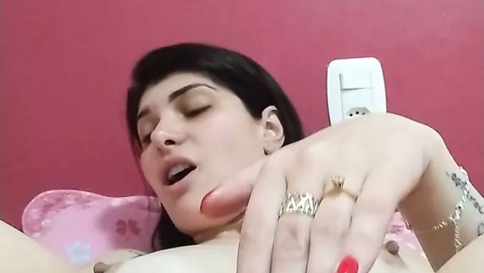 Брюнетка Использует Игрушку, Чтобы Стимулировать Свой Клитор И Пизду.