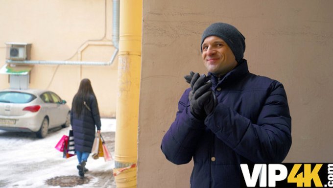 Муж Кэнди Кей Позволяет Коллектору Исследовать Ее Узкие Отверстия В Реальной Встрече.