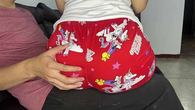 Отчим Кайфует От Еды С Невинной Падчерицей И Не Может Перестать Пялиться На Её Жопу.