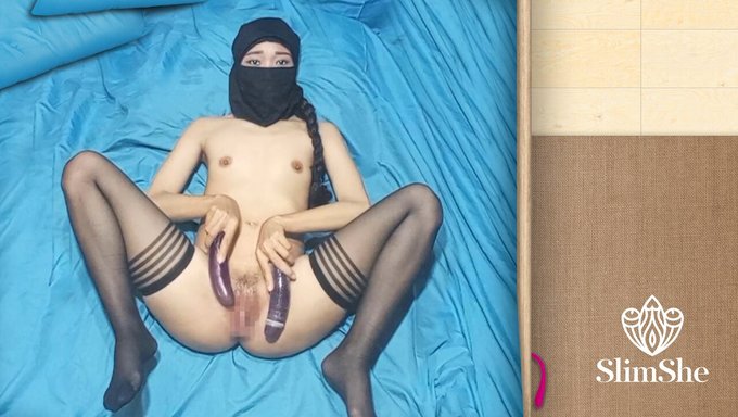 Маленькая Брюнетка С Маленькой Грудью Шалит С Двумя Баклажанами И Просит Анальной Игры.
