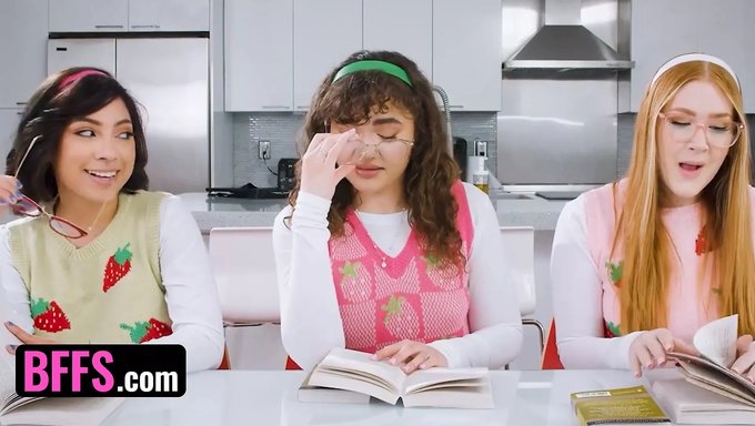 Друзья Из Книжного Клуба Возбуждаются И Делятся Своими Мыслями.