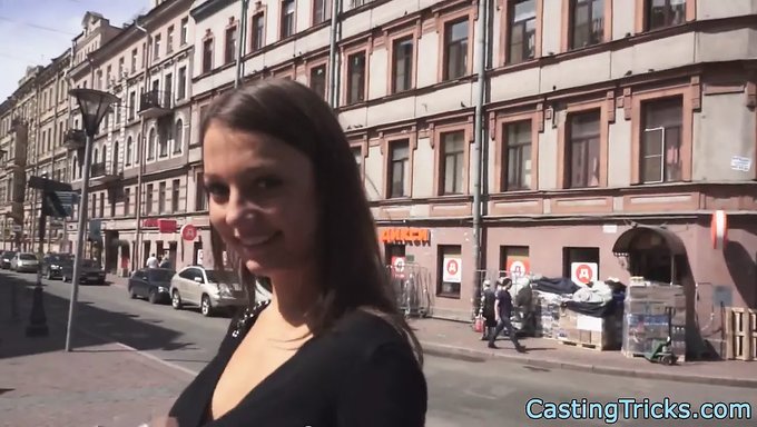 Маленькая Любительница Испытывает Свой Первый Вкус Действия Cfnm.