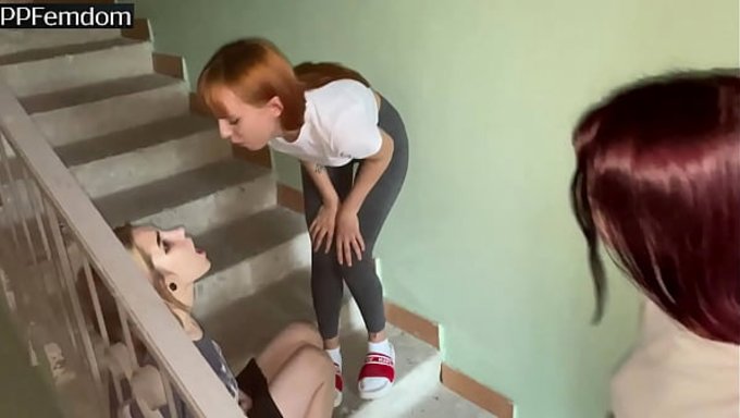 Лесбийское Доминирование С Плевками И Человеческой Пепельницей — Кайфовый Лесбийский Движ