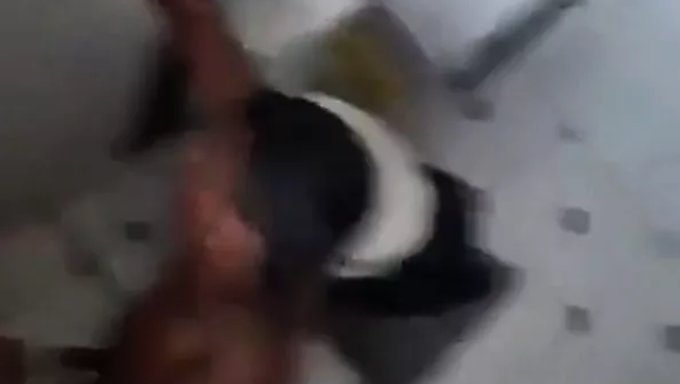 Молодой Человек Обнаруживает Себя Во Время Орального Секса С Другим Мужчиной В Уборной.