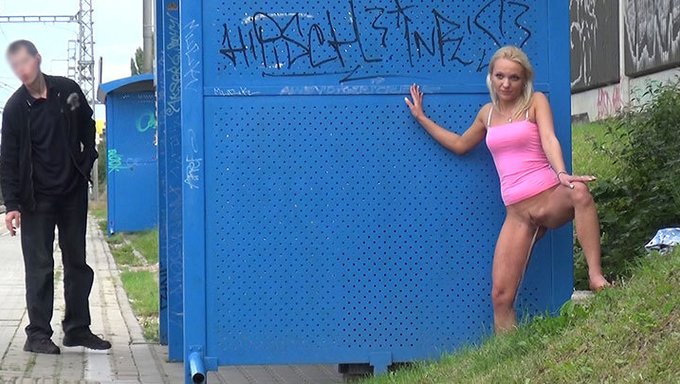 Домашнее Видео Общественного Мочеиспускания На Платформе Поезда.
