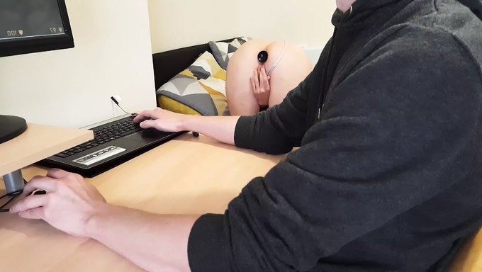 18-Летняя Любительница Показывает Свою Пизду И Задницу, Играя В Игры.