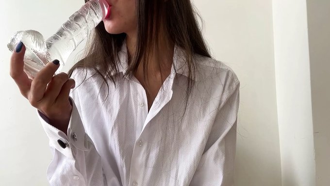 Бисексуальная Тёлочка Удовлетворяет Себя Дилдо И Глотает Его.