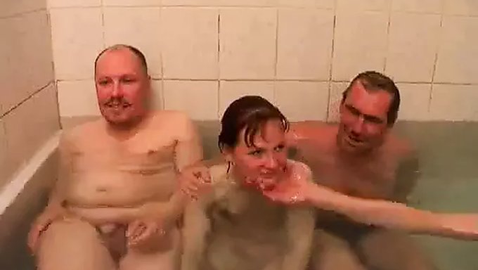 Наслаждайтесь Красотой Купающейся Красотки В Этом Удивительном Видео.
