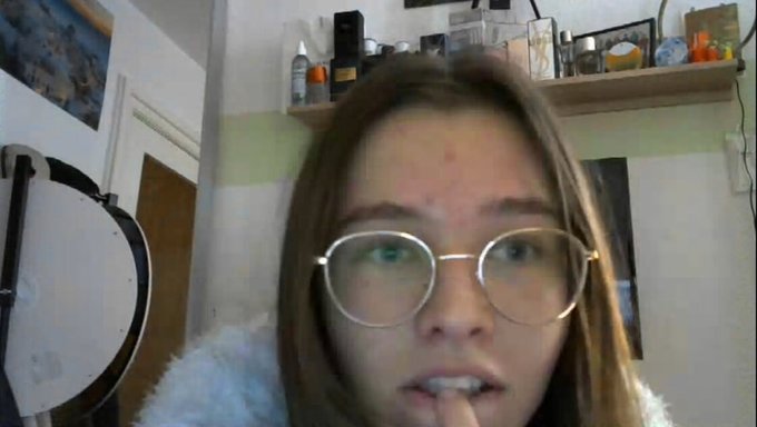 18-Летняя Немецкая Тёлочка Эмми Наслаждается Сольными Играми Со Своими Маленькими Сиськами И Узкой Пиздой.